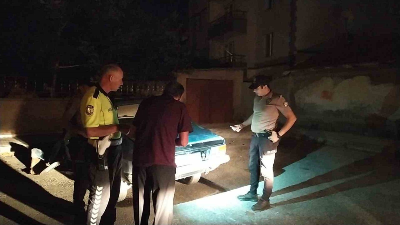 Kontrolden çıkan otomobil muhtarlık binasına çarptı