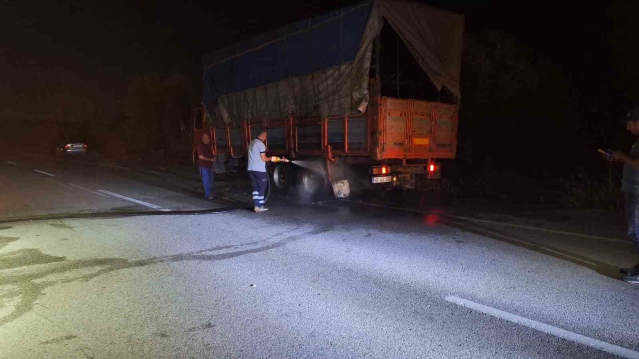 Seyir halindeki kamyonun lastikleri alev aldı