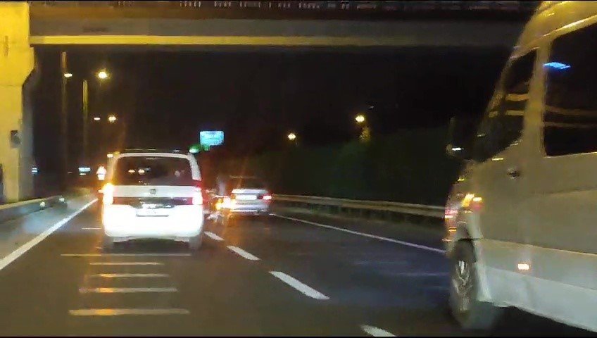 Motosiklet sürücüsü araçların arasından makas atarak ilerledi