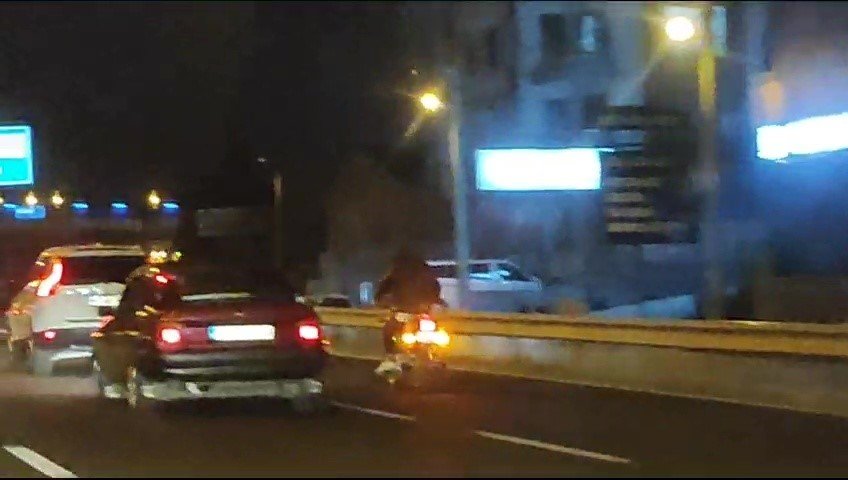 Motosiklet sürücüsü araçların arasından makas atarak ilerledi