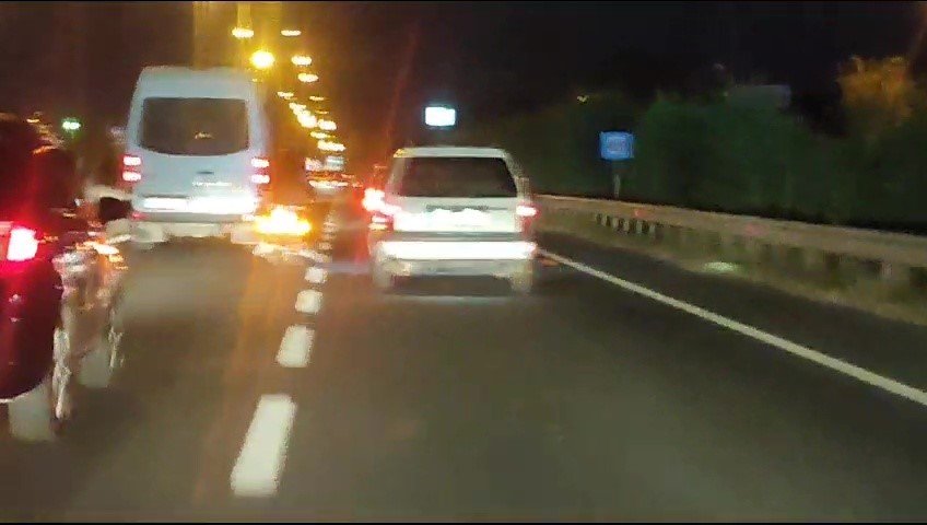 Motosiklet sürücüsü araçların arasından makas atarak ilerledi