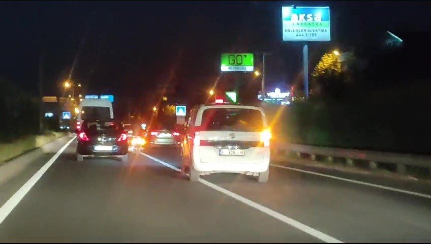 Motosiklet sürücüsü araçların arasından makas atarak ilerledi