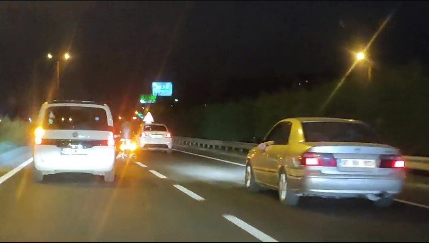 Motosiklet sürücüsü araçların arasından makas atarak ilerledi