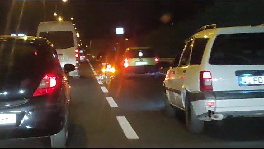 Motosiklet sürücüsü araçların arasından makas atarak ilerledi