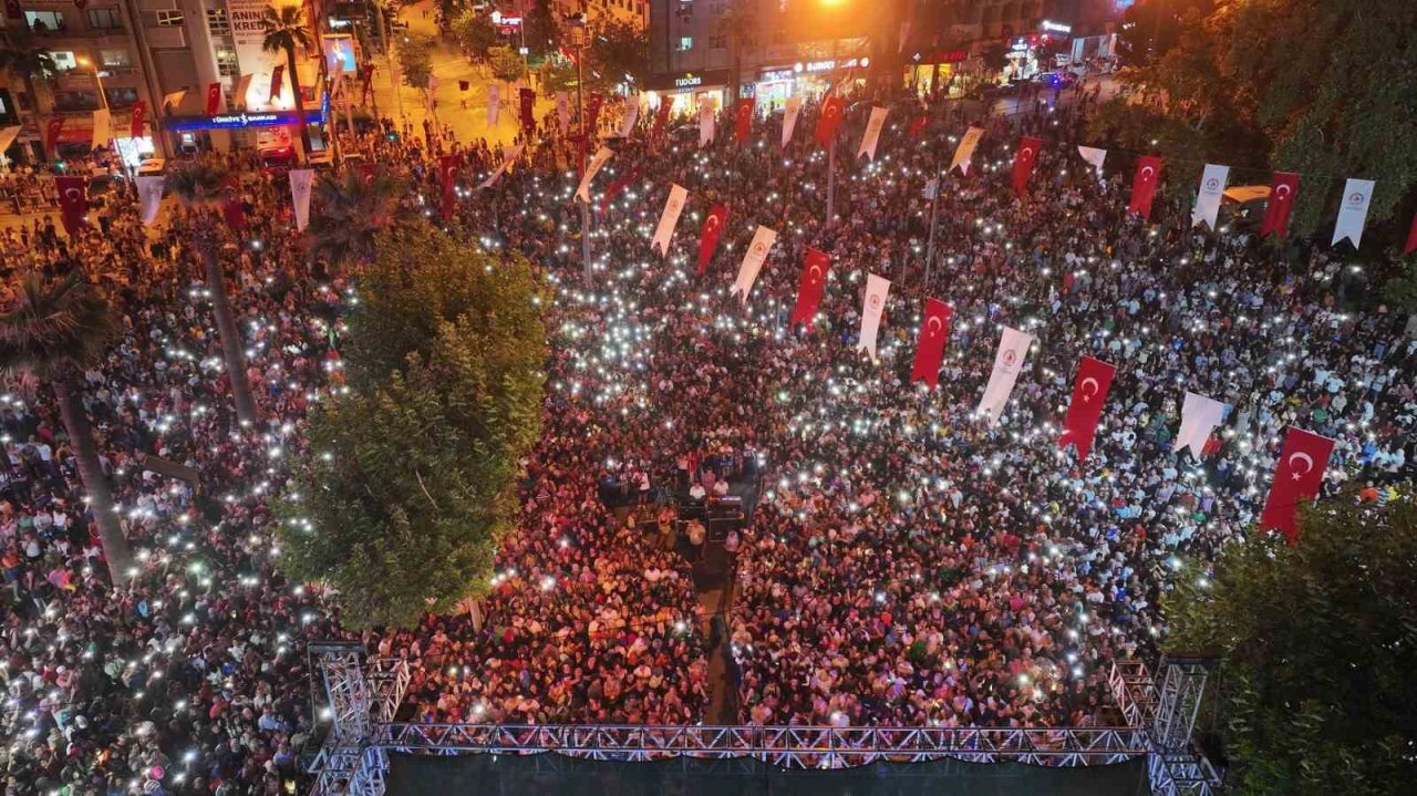 Denizli’de Zafer Bayramı kutlamalarında Emre Aydın coşkusu