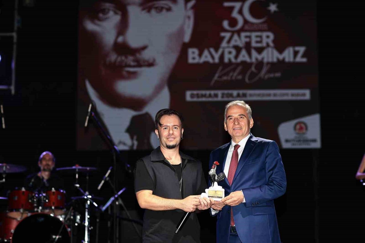 Denizli’de Zafer Bayramı kutlamalarında Emre Aydın coşkusu