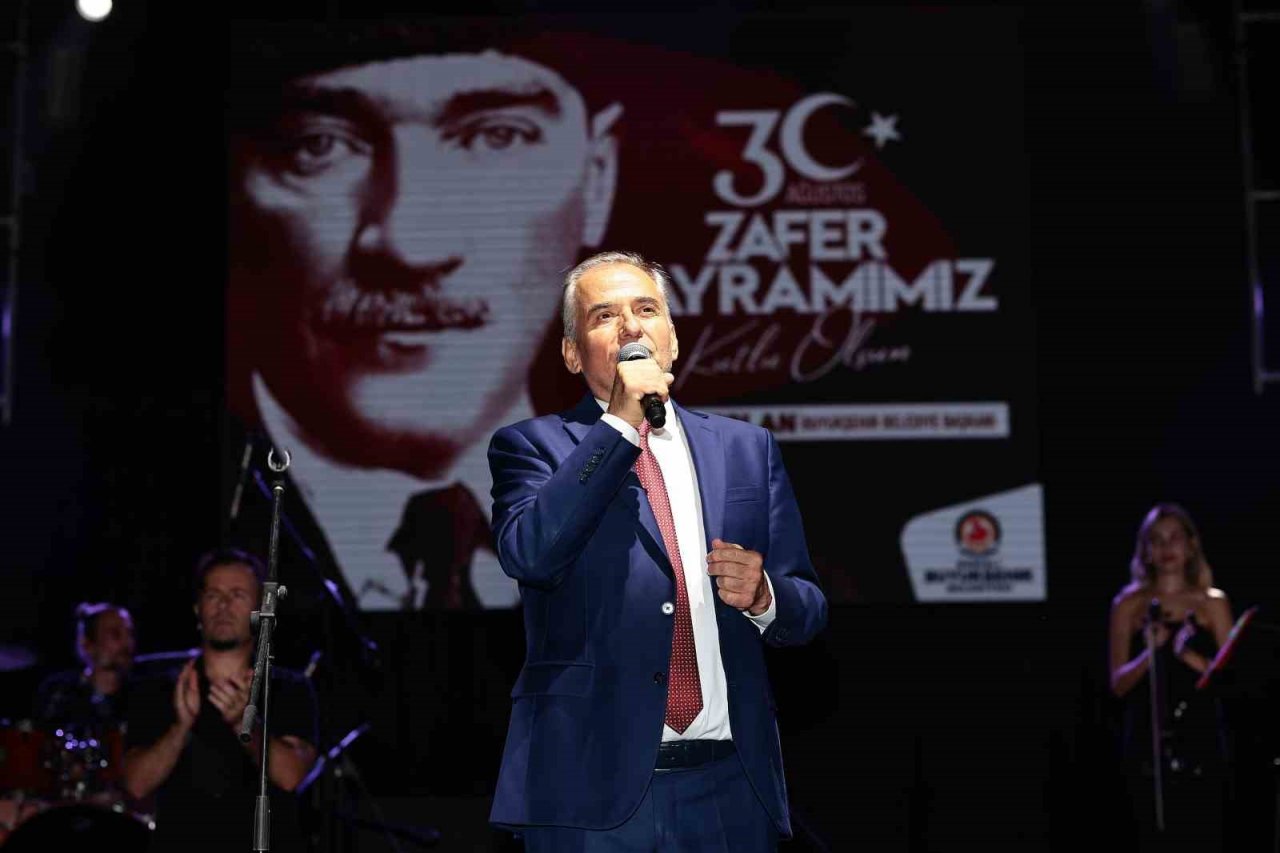 Denizli’de Zafer Bayramı kutlamalarında Emre Aydın coşkusu
