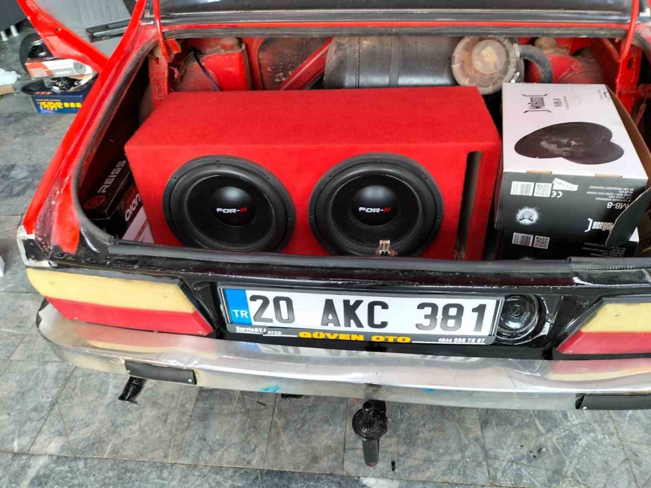 3 aracın kilidini patlatıp çalacak malzeme aradılar