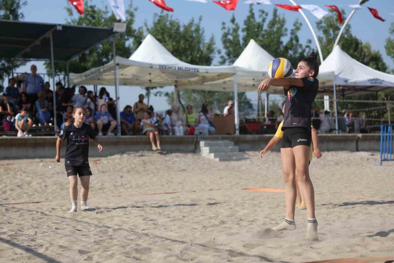 Derince’de plaj voleybolu turnuvası kıyasıya mücadele ile başladı