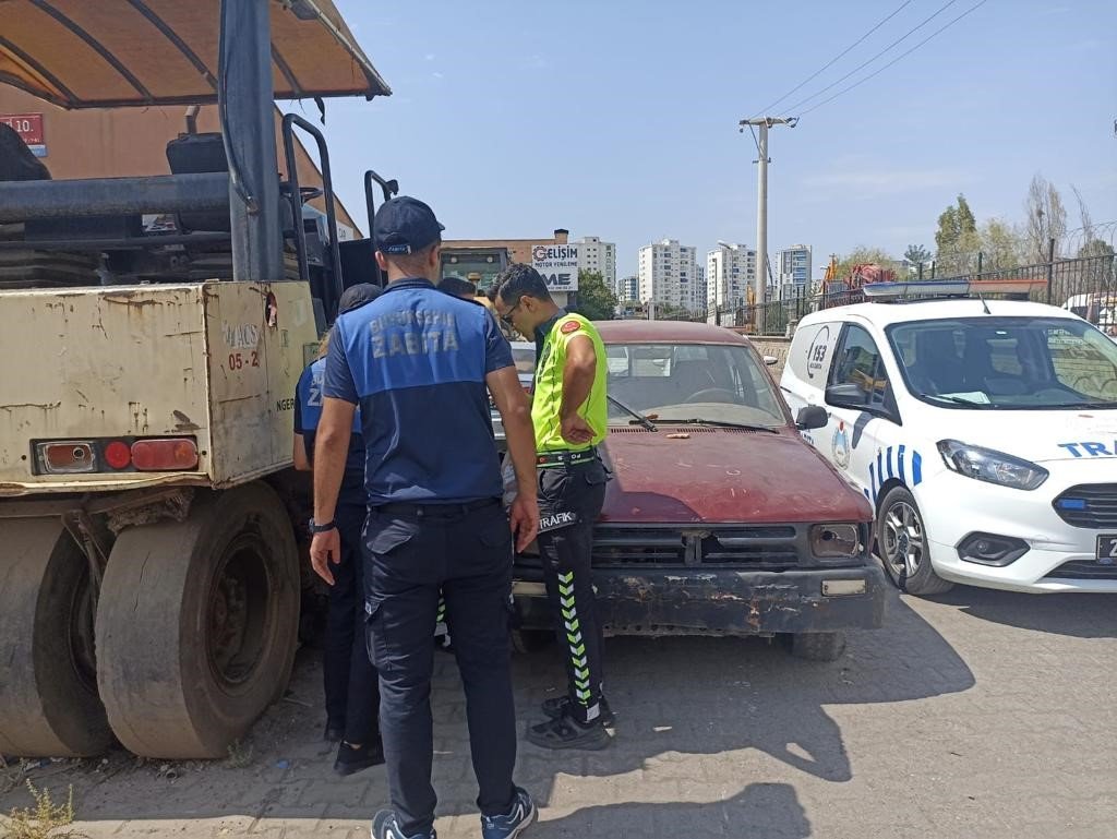 Diyarbakır’da çevre kirliliğine yol açan hurda araçlar çekildi