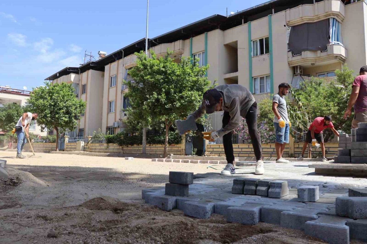 Yeşil Mahalle 374 Sokak’taki yol yenileme çalışmalarında ikinci etap başladı