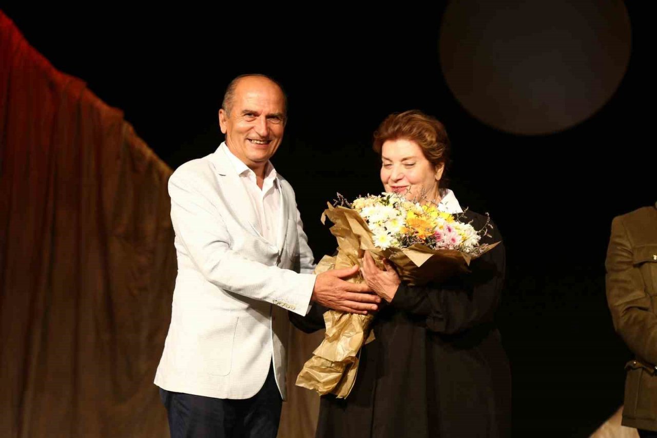 ‘Türk’ün Ateşle İmtihanı’ tiyatro oyunu beğeni topladı