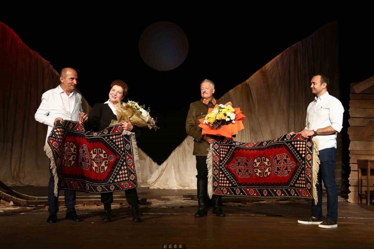 ‘Türk’ün Ateşle İmtihanı’ tiyatro oyunu beğeni topladı