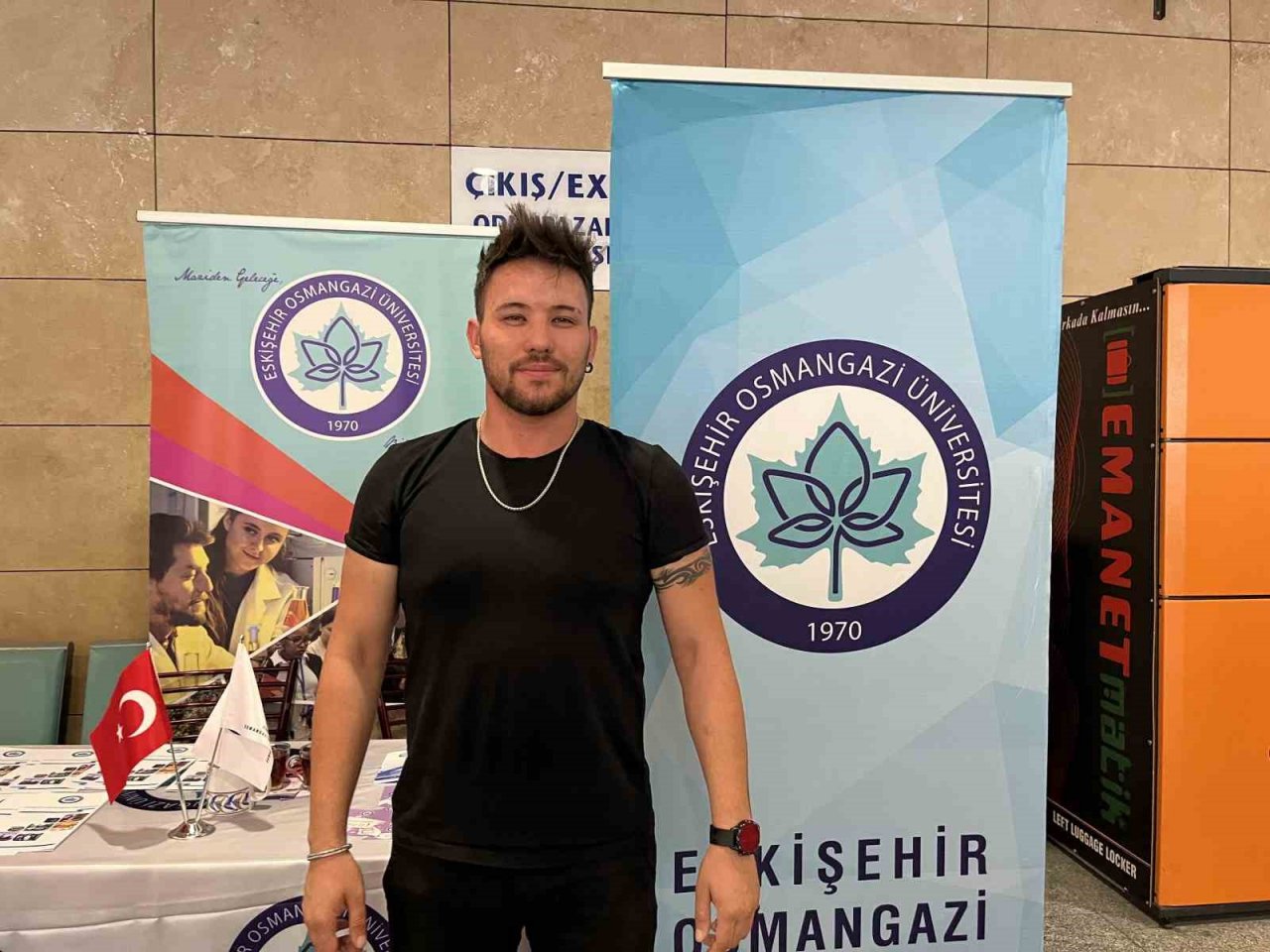 Eskişehir’e yeni ayak basan öğrencileri üniversite yetkilileri karşılıyor