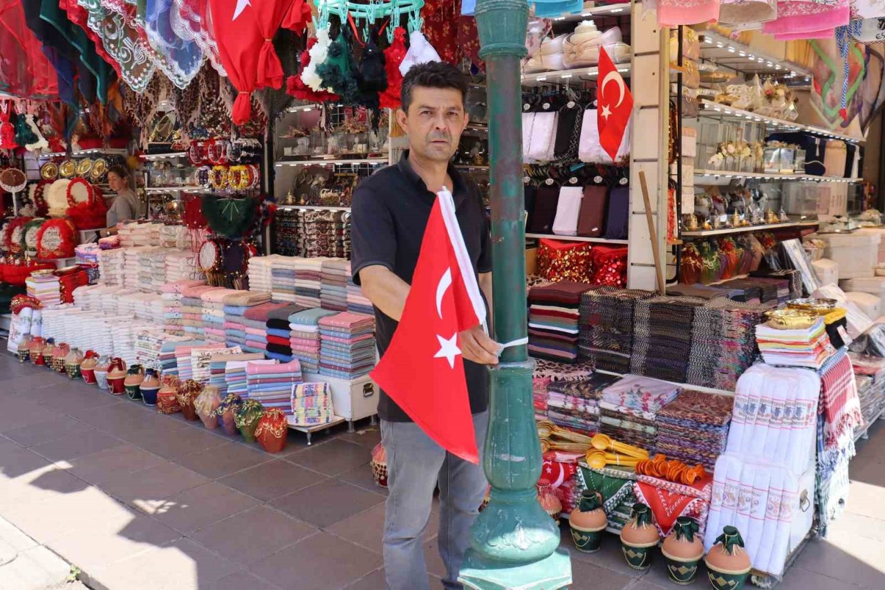 Elektrik direğine Türk bayrağı asan esnaf aldığı uyarıya şaşırdı kaldı