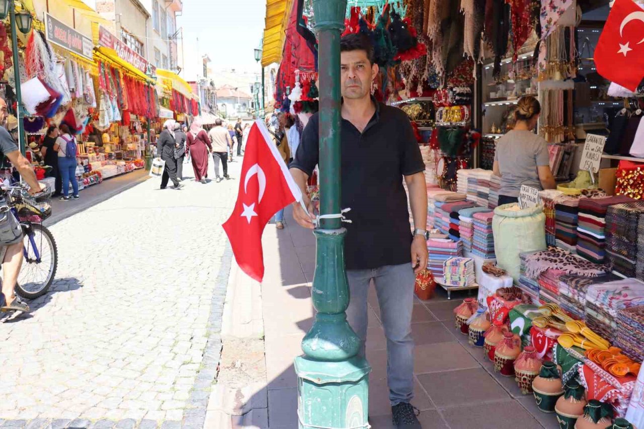 Elektrik direğine Türk bayrağı asan esnaf aldığı uyarıya şaşırdı kaldı