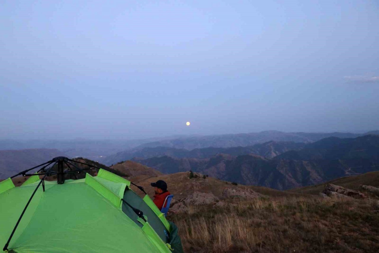 Gümüşhane’de “Mavi Ay” için zirvelere çıktılar, umduklarını bulamadılar