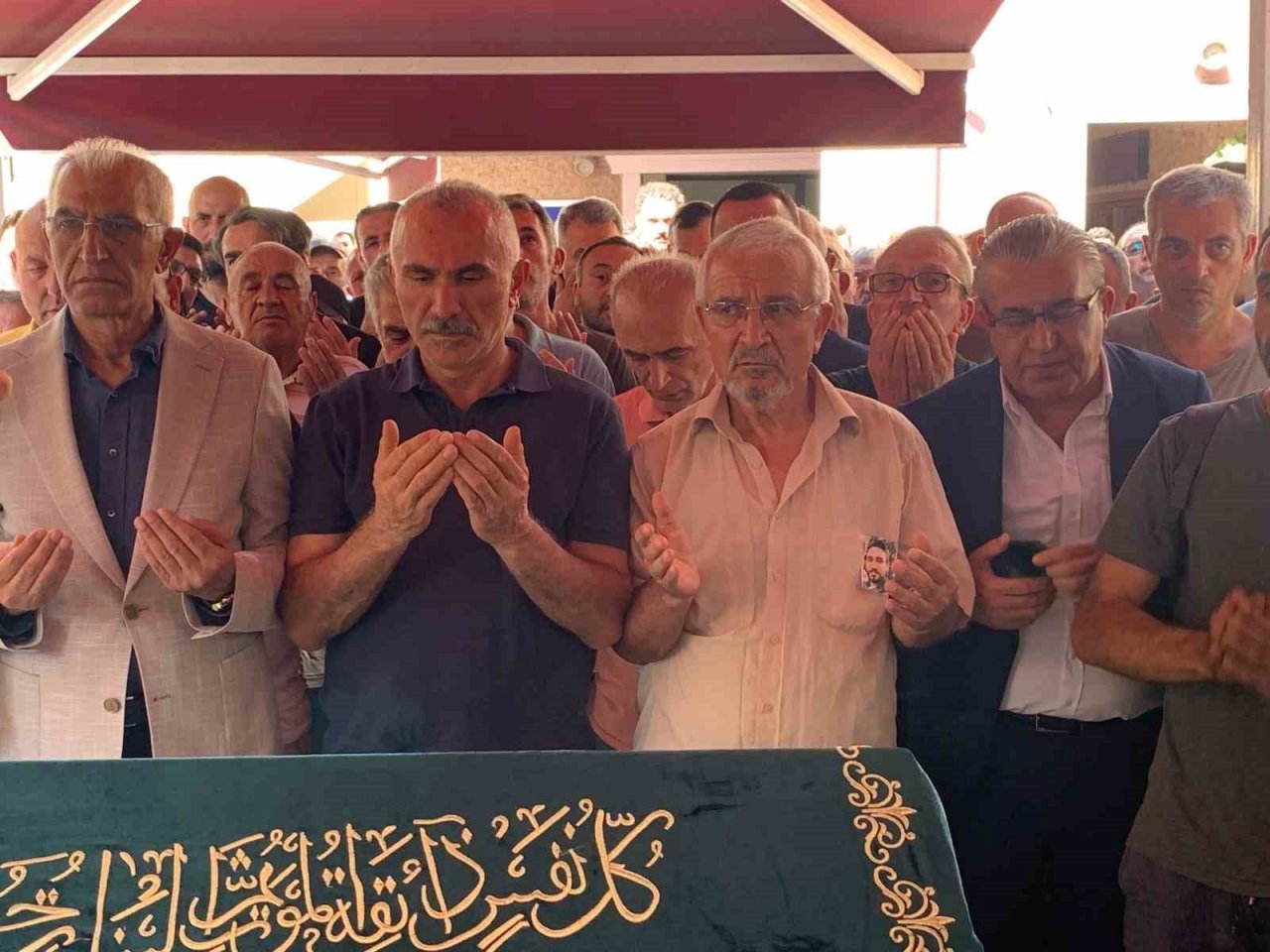 Güngören’deki silahlı kavgada yoldan geçerken vurulan vatandaş son yolculuğuna uğurlandı