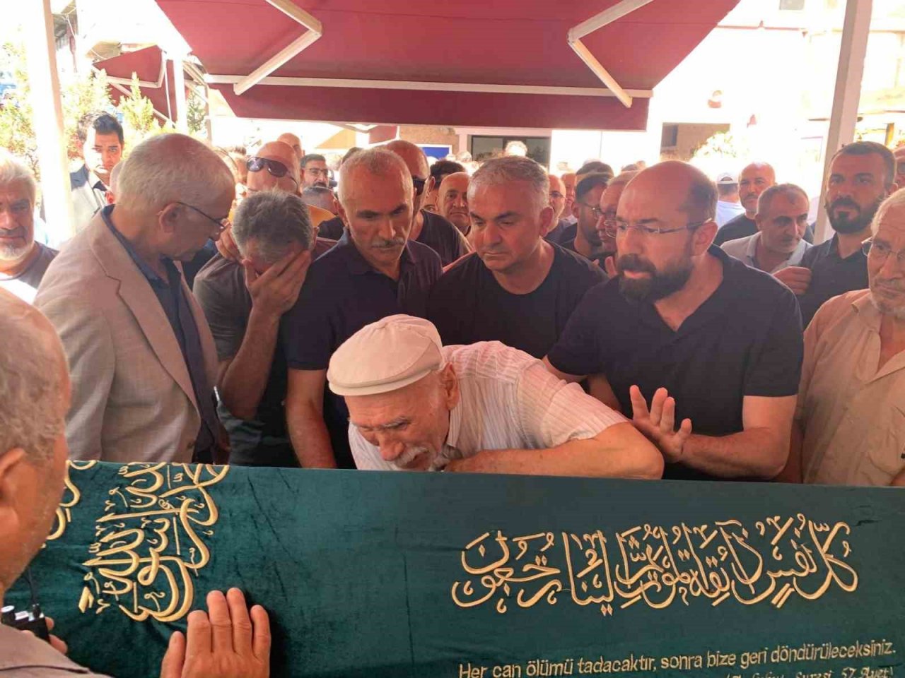 Güngören’deki silahlı kavgada yoldan geçerken vurulan vatandaş son yolculuğuna uğurlandı