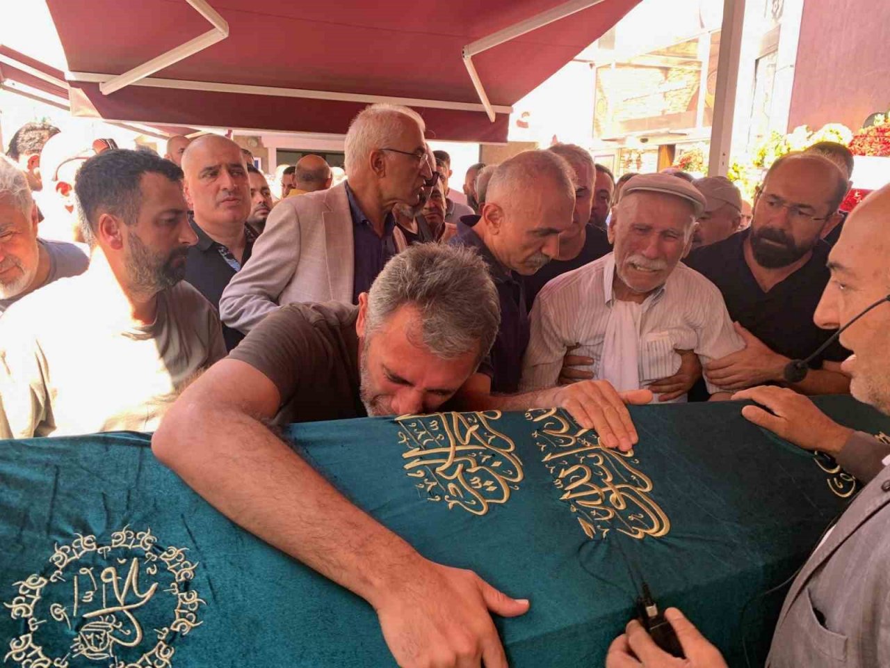 Güngören’deki silahlı kavgada yoldan geçerken vurulan vatandaş son yolculuğuna uğurlandı