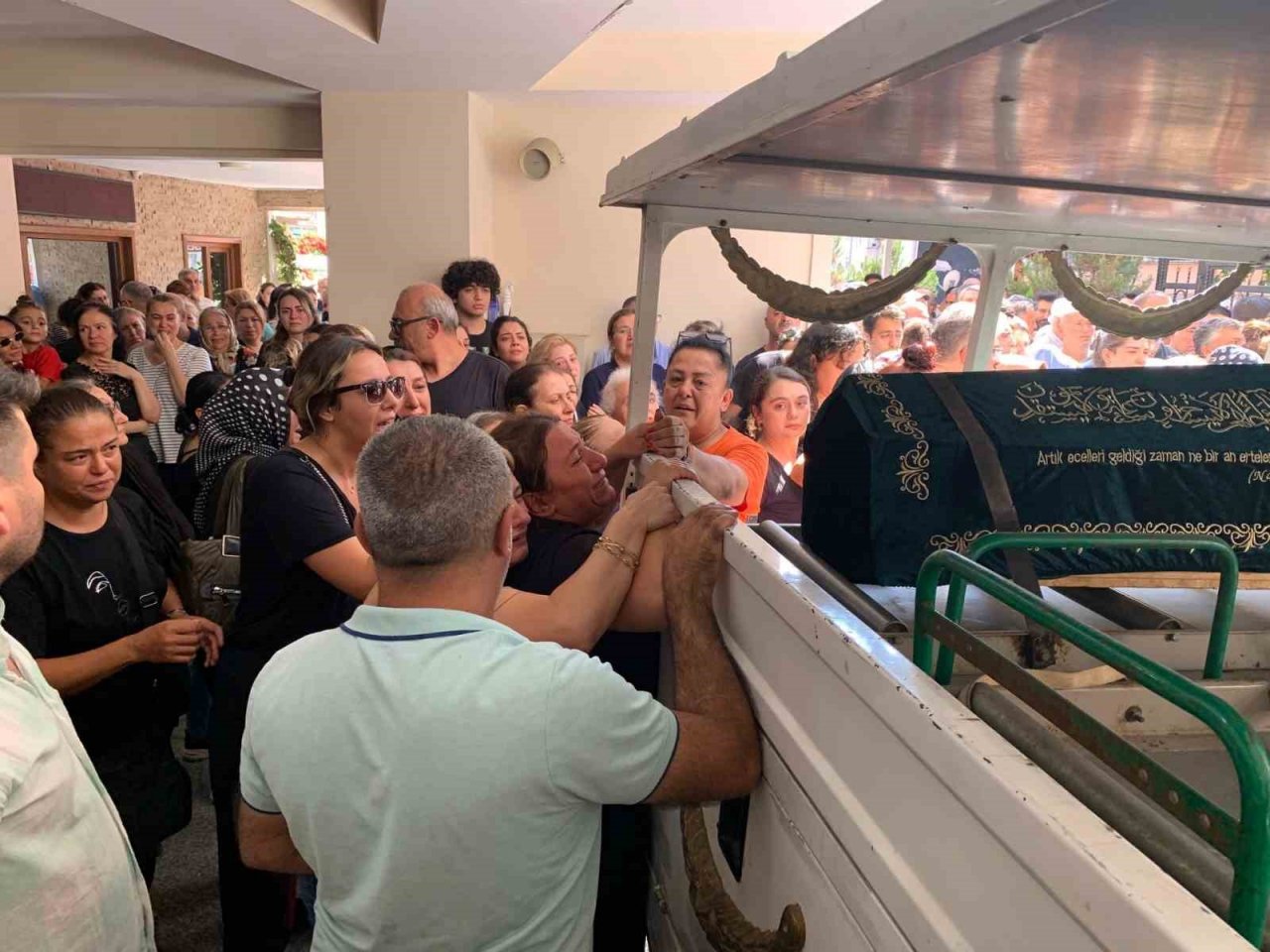 Güngören’deki silahlı kavgada yoldan geçerken vurulan vatandaş son yolculuğuna uğurlandı