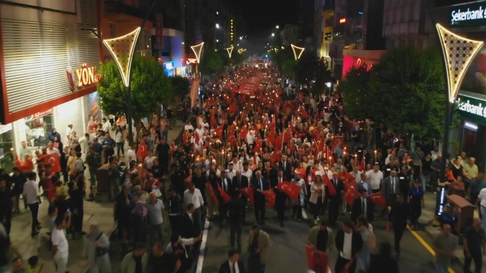 Isparta’da Zafer Bayramı coşkusu fener alayı ile devam etti