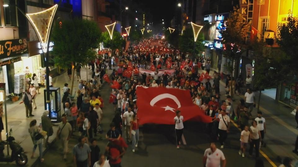 Isparta’da Zafer Bayramı coşkusu fener alayı ile devam etti