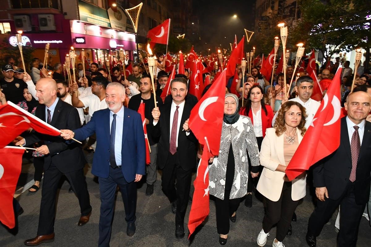 Isparta’da Zafer Bayramı coşkusu fener alayı ile devam etti