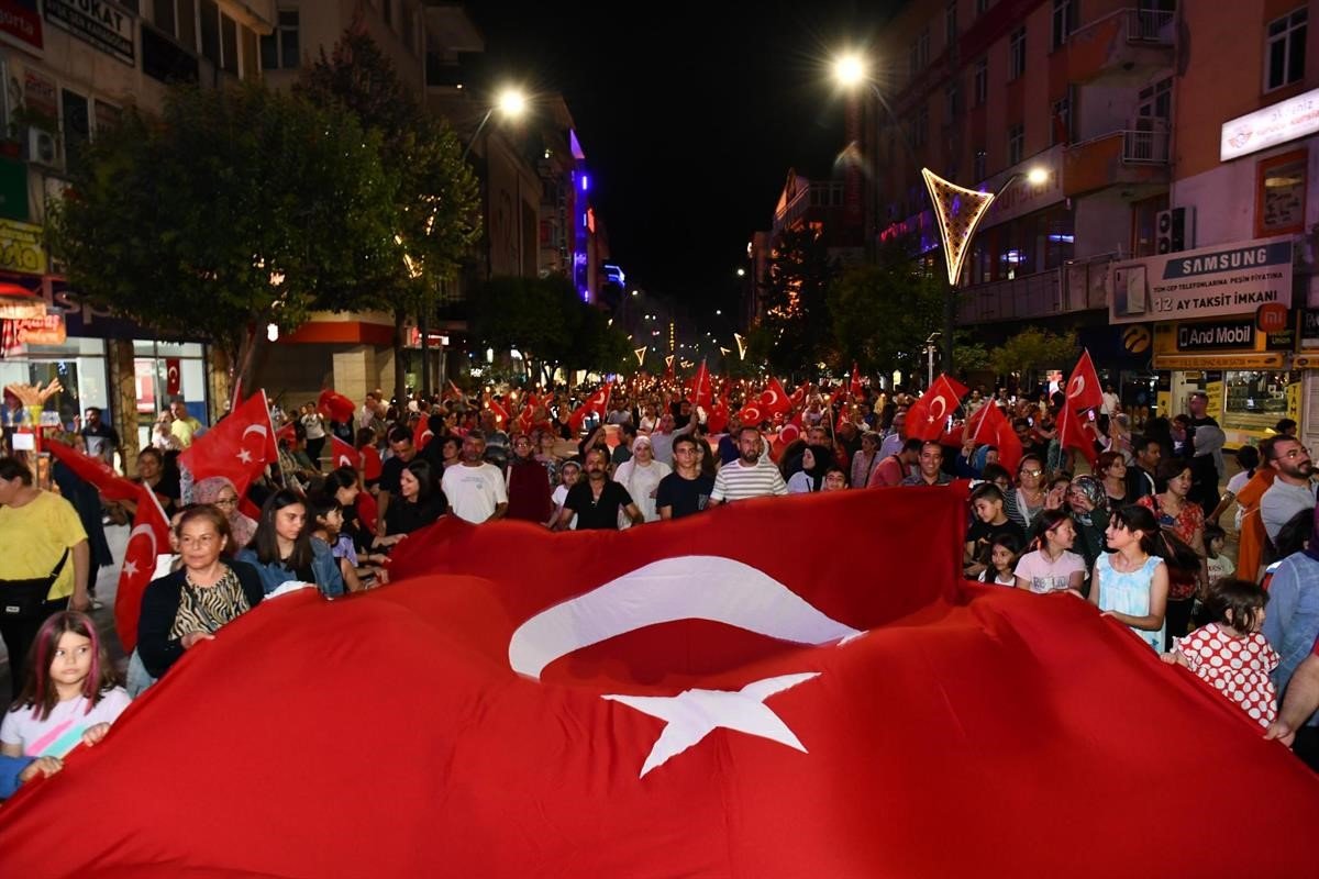 Isparta’da Zafer Bayramı coşkusu fener alayı ile devam etti