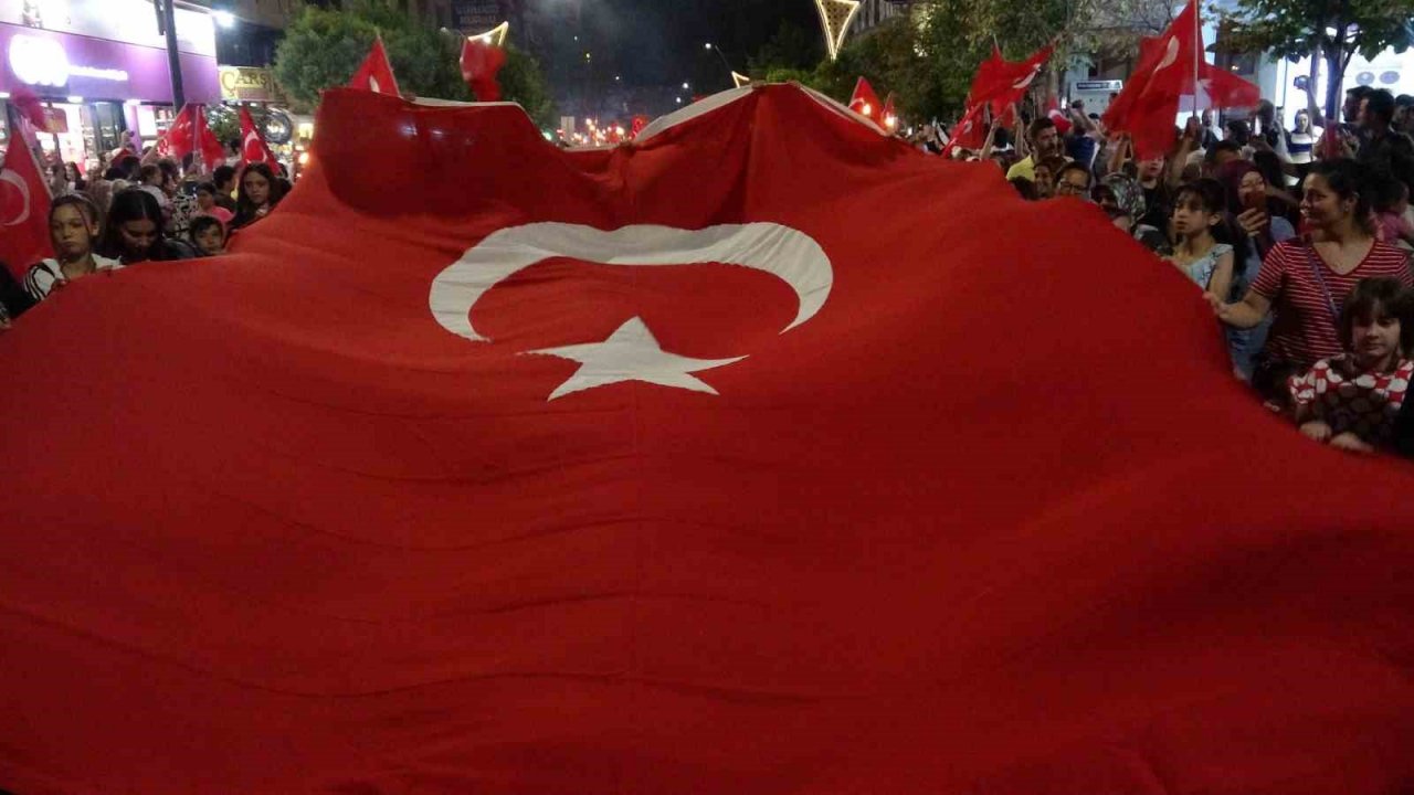 Isparta’da Zafer Bayramı coşkusu fener alayı ile devam etti