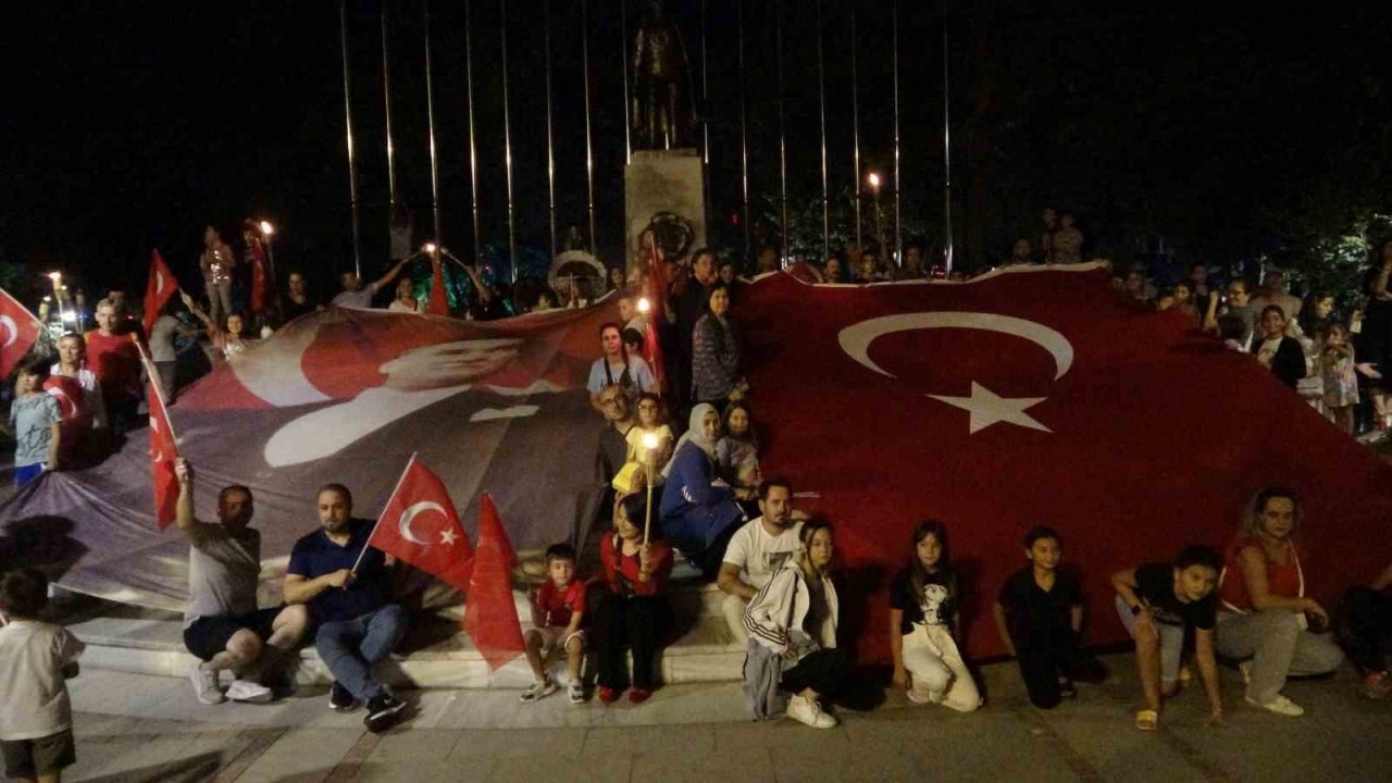 Isparta’da Zafer Bayramı coşkusu fener alayı ile devam etti