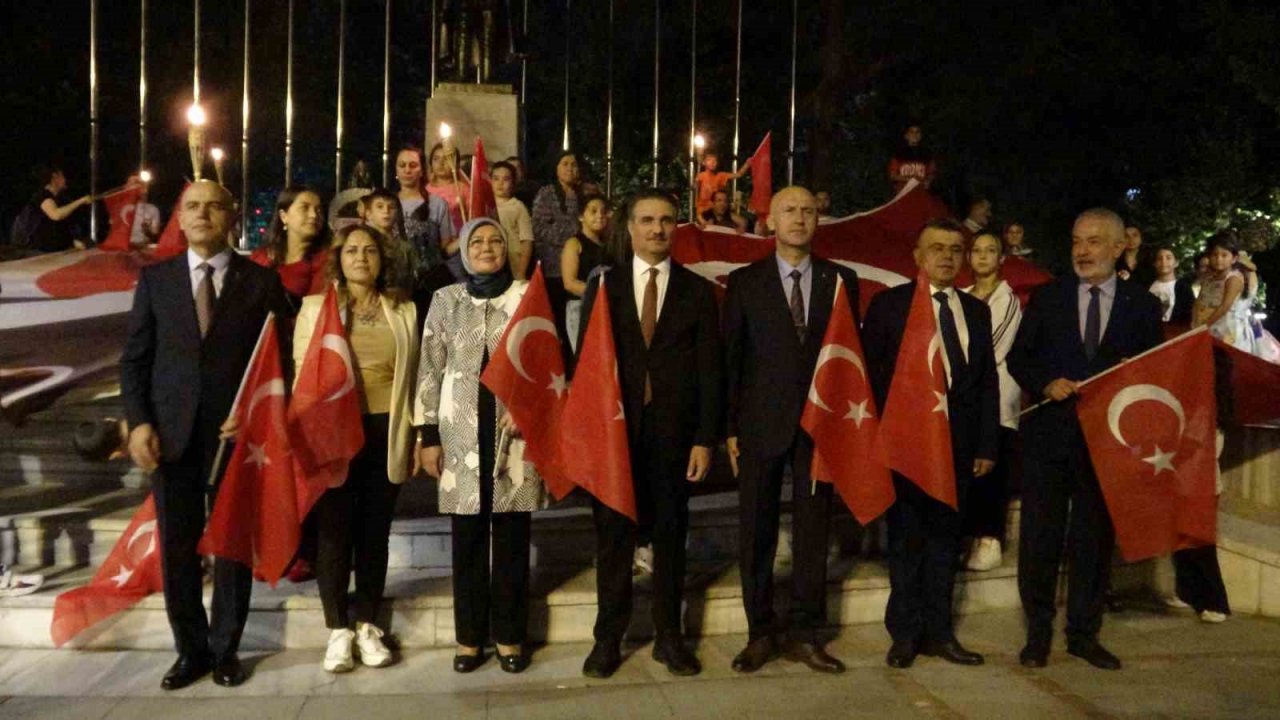 Isparta’da Zafer Bayramı coşkusu fener alayı ile devam etti