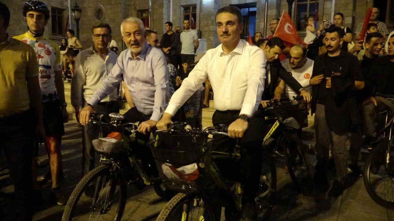 Isparta’da Zafer Bayramı coşkusu fener alayı ile devam etti