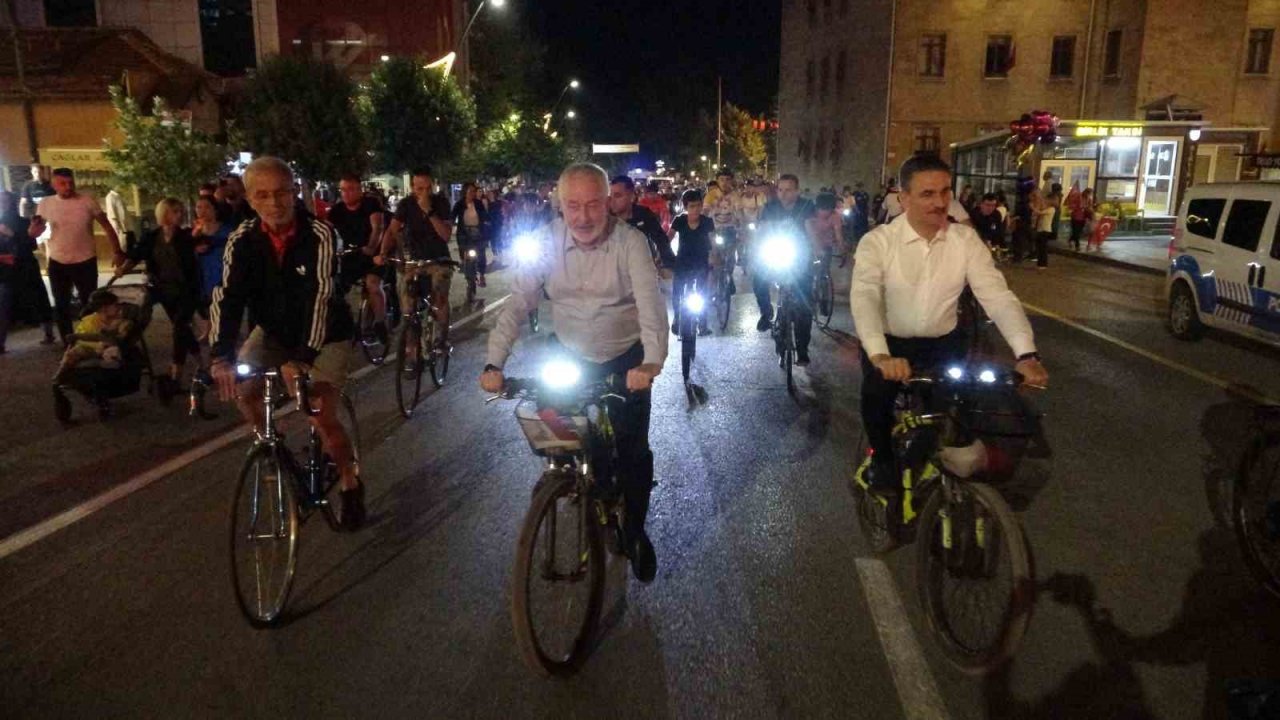 Isparta’da Zafer Bayramı coşkusu fener alayı ile devam etti