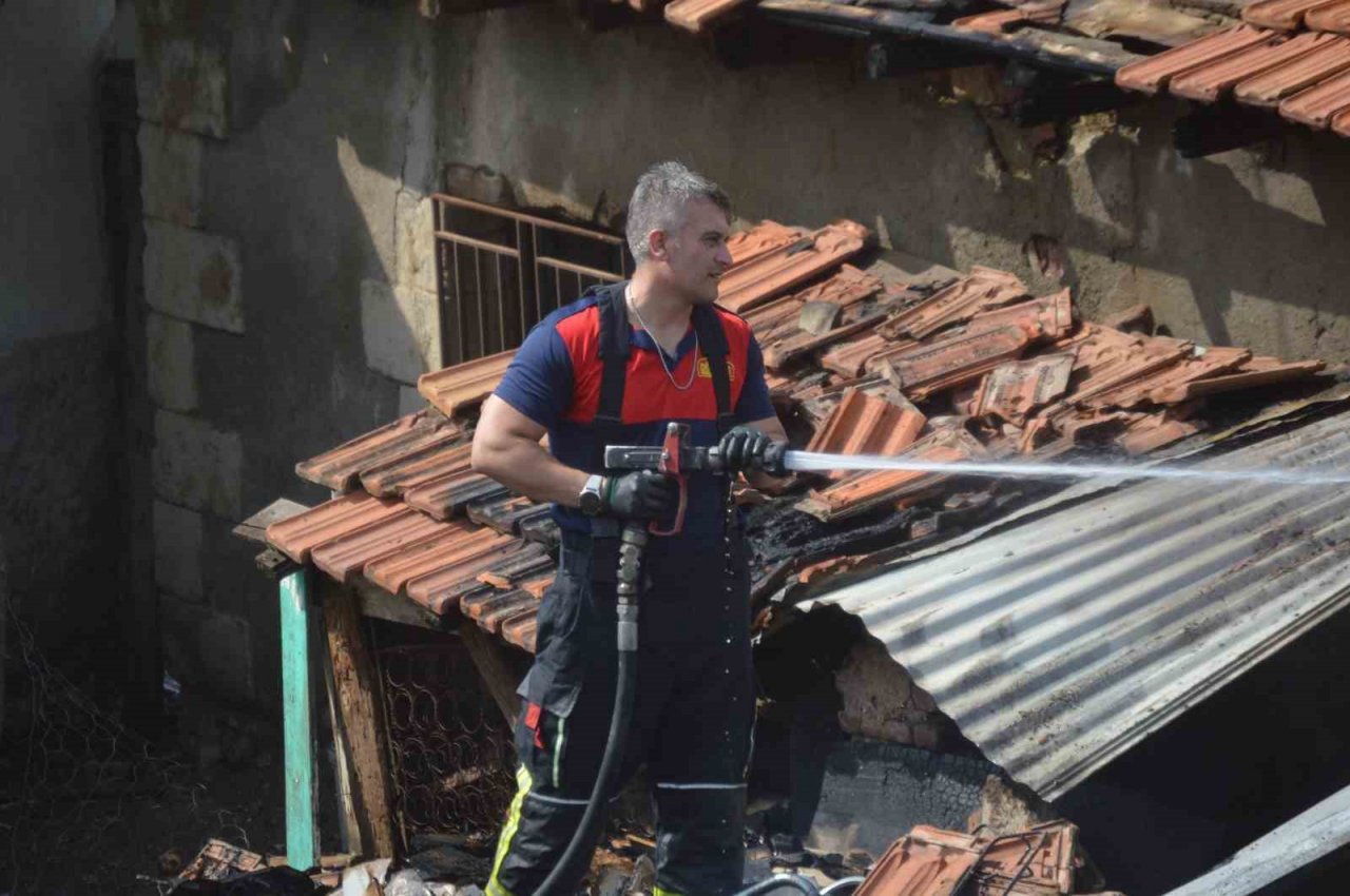 Tavşanlı’daki baraka yangınında tavuklar telef oldu