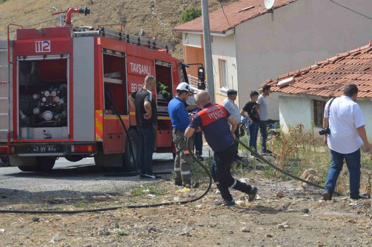 Tavşanlı’daki baraka yangınında tavuklar telef oldu