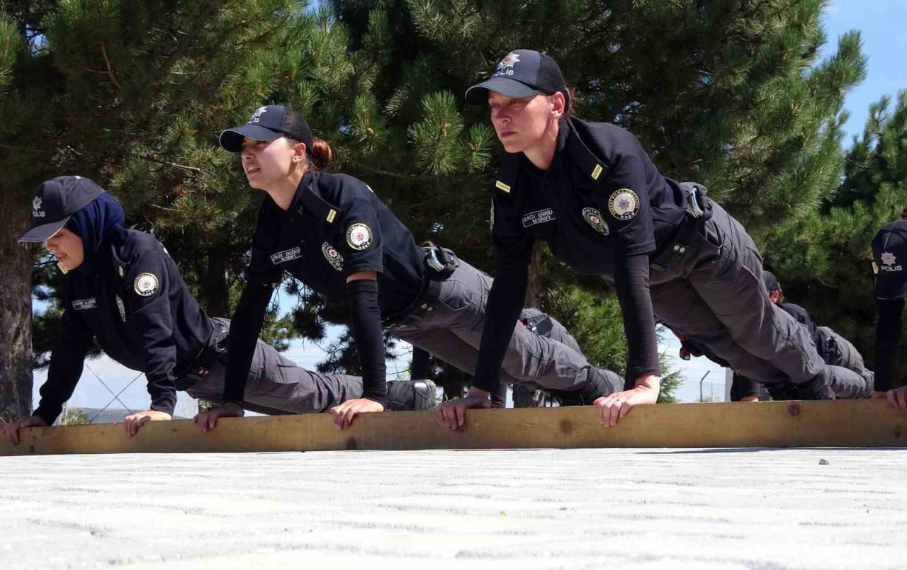 Kadın polis adayları zorlu eğitim sürecinden geçiyor