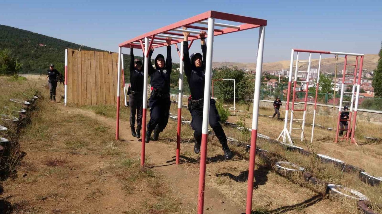 Kadın polis adayları zorlu eğitim sürecinden geçiyor