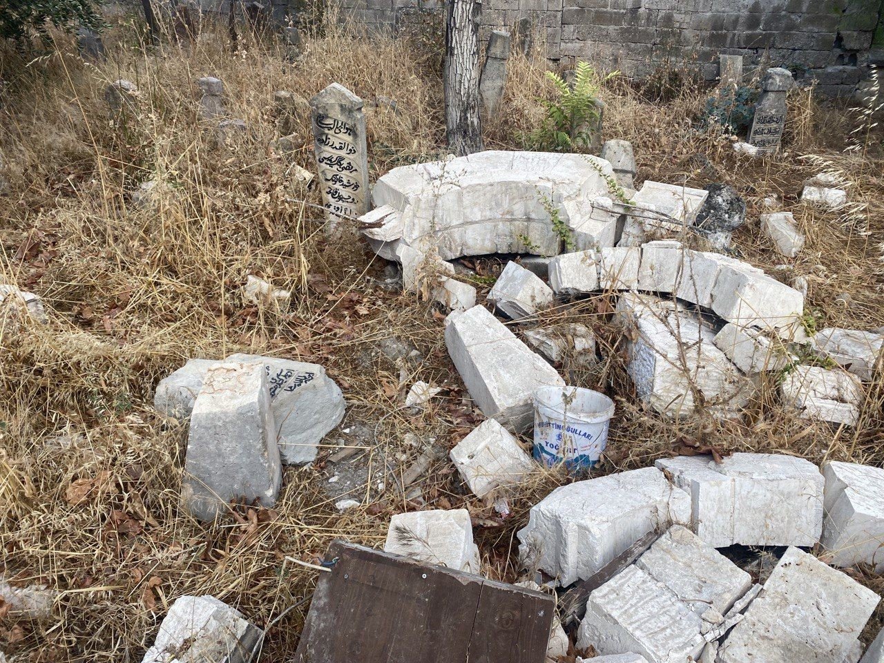 Tarihi caminin minaresi tarihi mezarların üzerine yıkıldı