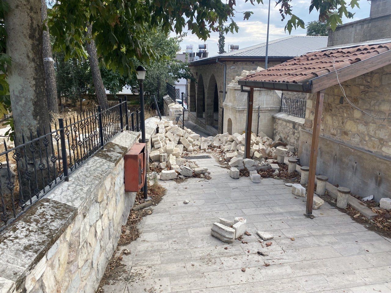 Tarihi caminin minaresi tarihi mezarların üzerine yıkıldı