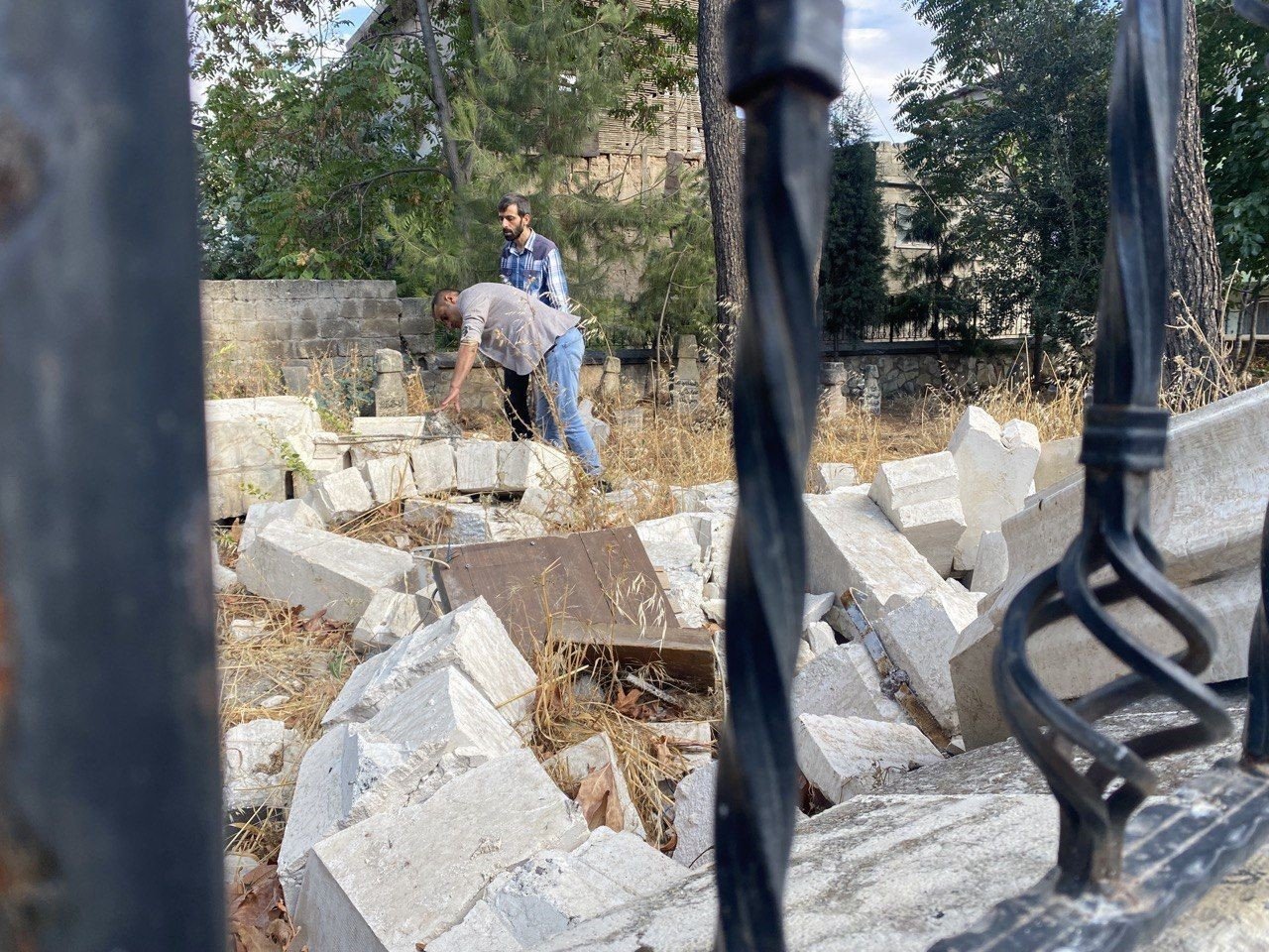 Tarihi caminin minaresi tarihi mezarların üzerine yıkıldı