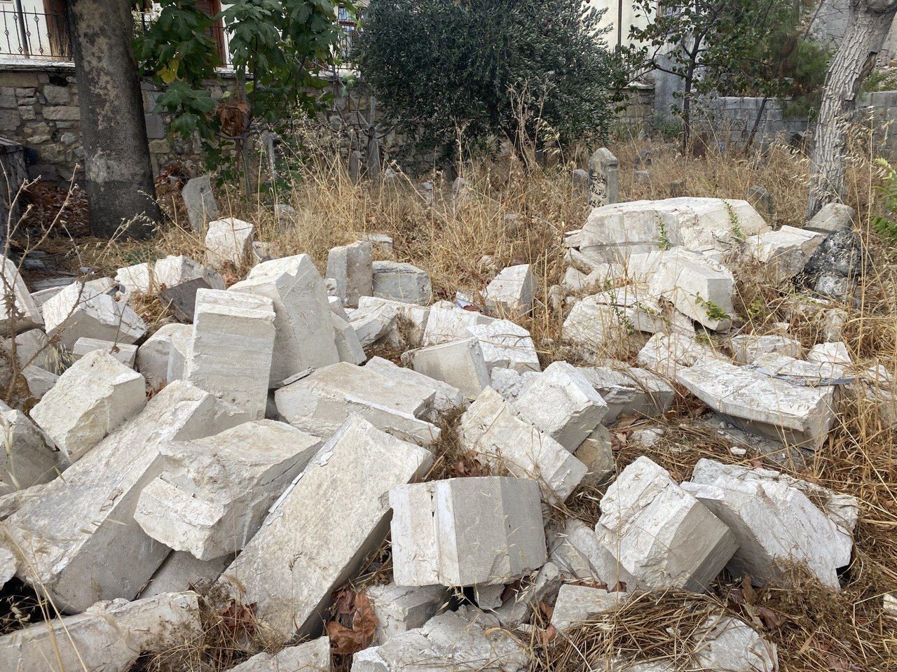 Tarihi caminin minaresi tarihi mezarların üzerine yıkıldı