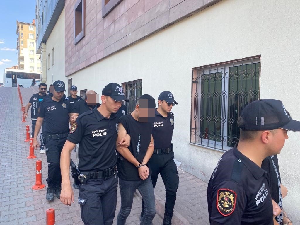 Polisten kaçarken 11 araca zarar veren şüpheliler adliyede