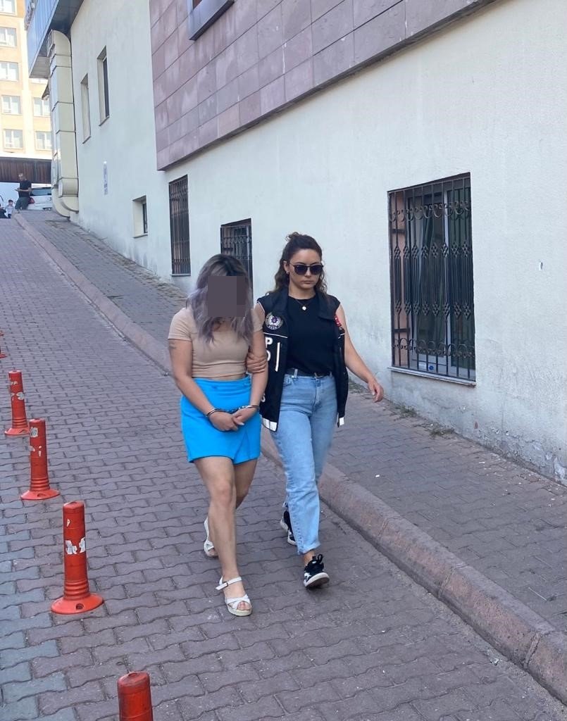 Polisten kaçarken 11 araca zarar veren şüpheliler adliyede