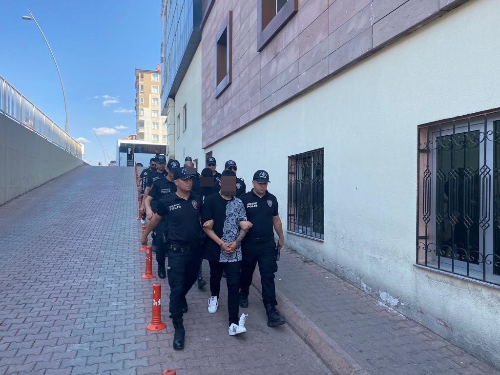 Polisten kaçarken 11 araca zarar veren şüpheliler adliyede