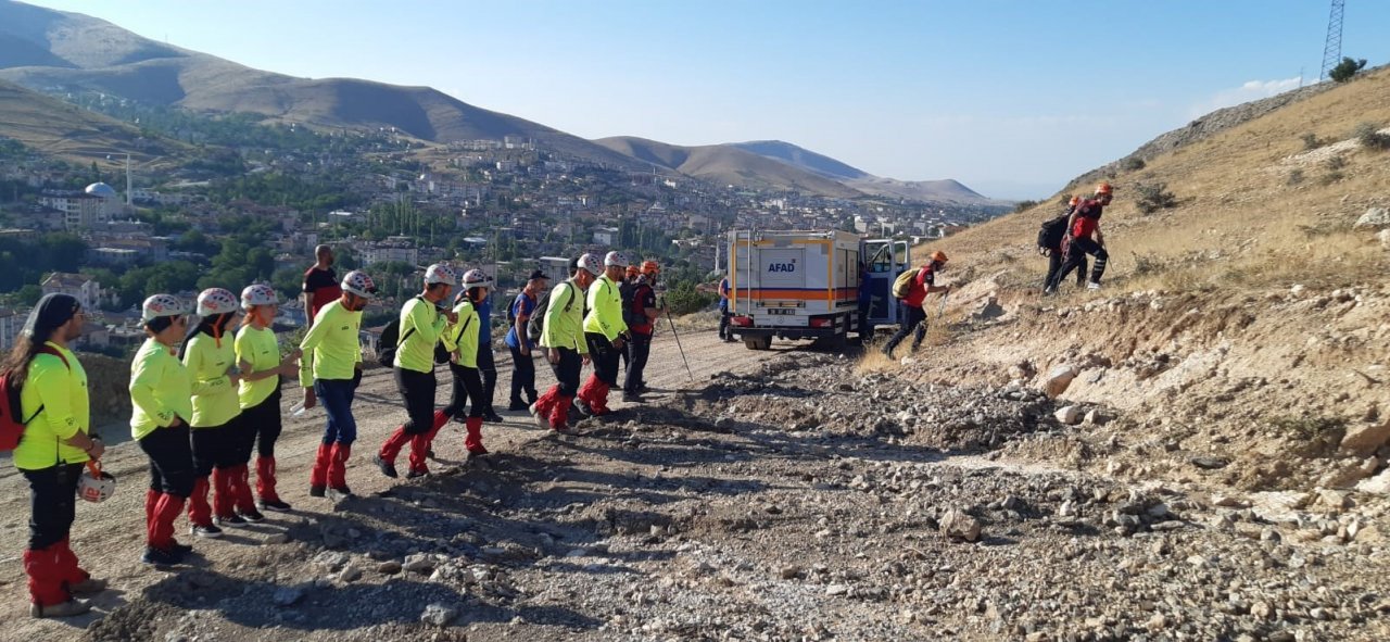 Kayıp olarak aranan genç ağaç altında uyurken bulundu