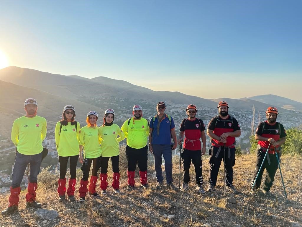 Kayıp olarak aranan genç ağaç altında uyurken bulundu