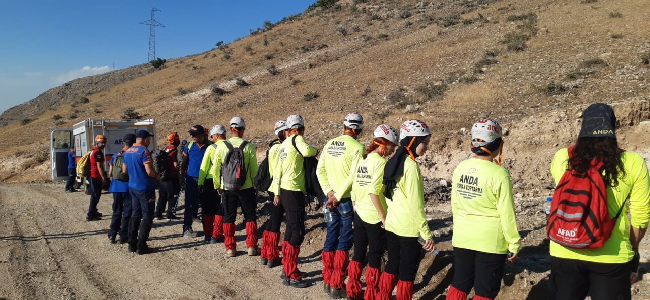 Kayıp olarak aranan genç ağaç altında uyurken bulundu