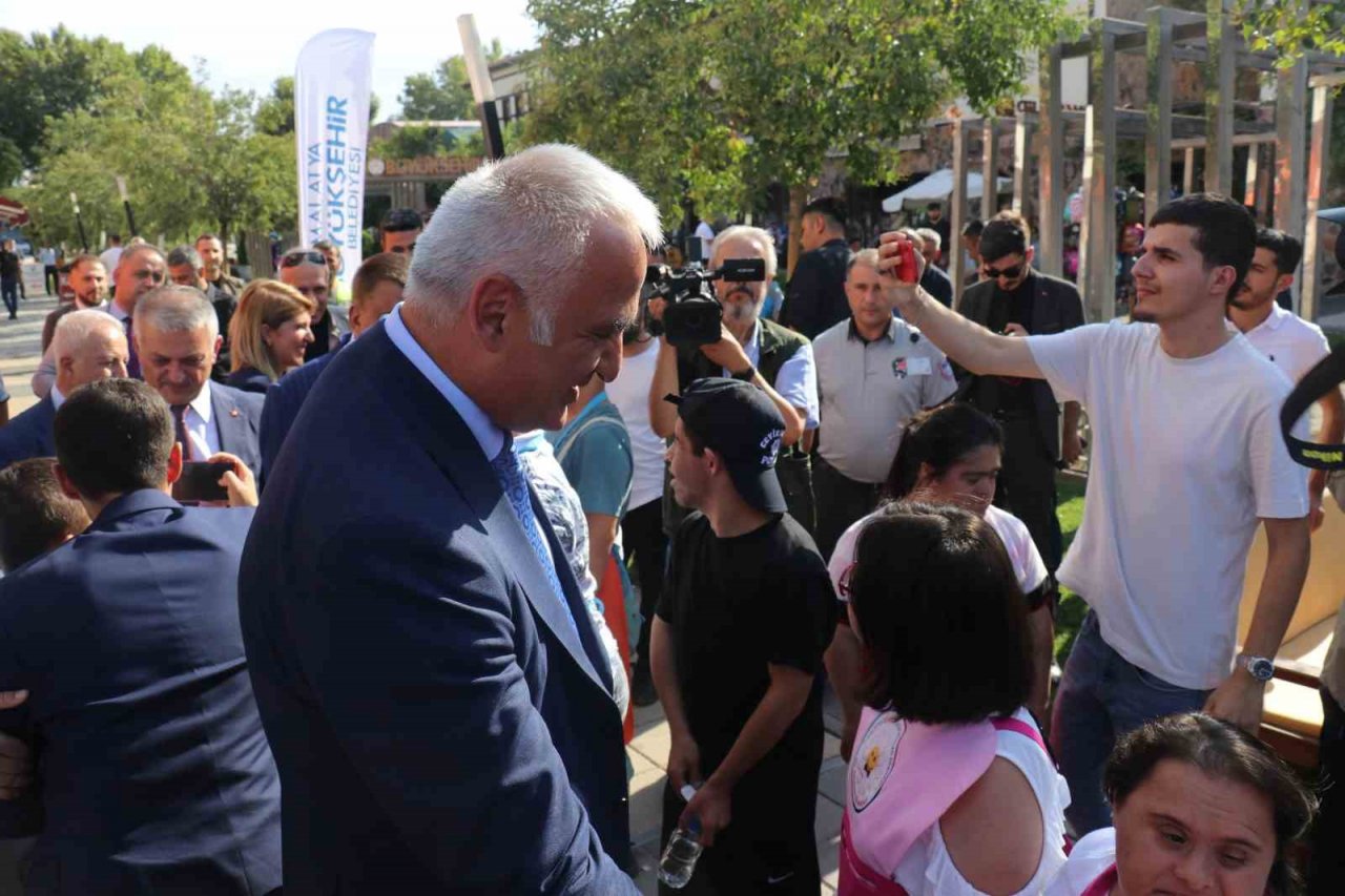 Bakan Ersoy Malatya’da temaslarda bulundu