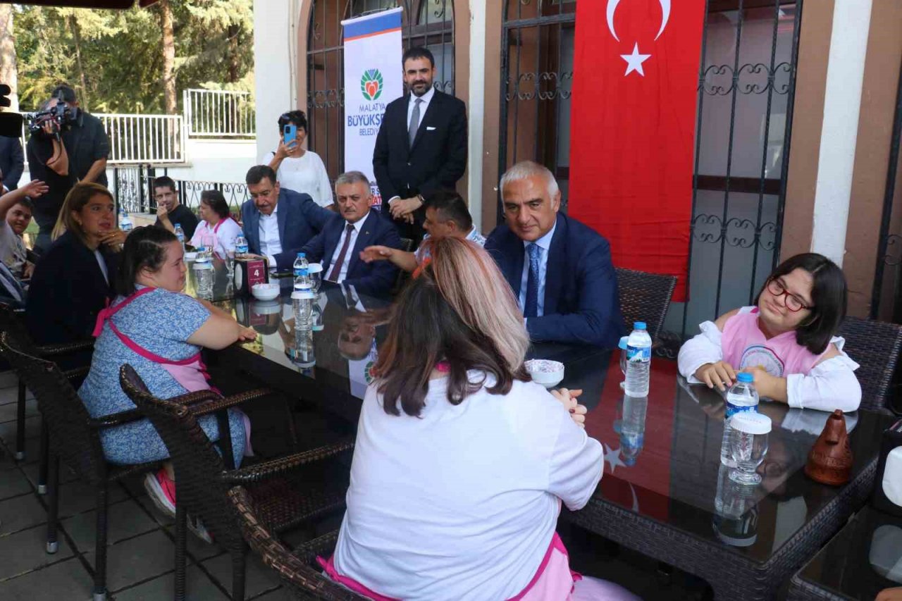 Bakan Ersoy Malatya’da temaslarda bulundu